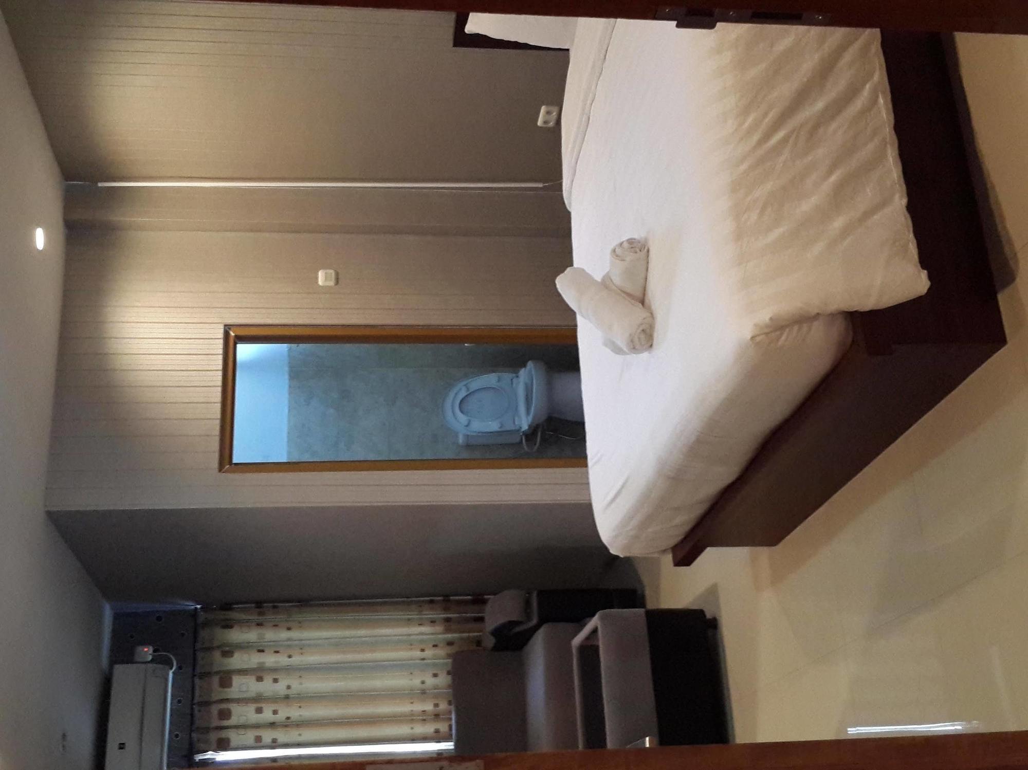 Reddoorz Plus @ Paal 2 Manado Exterior foto