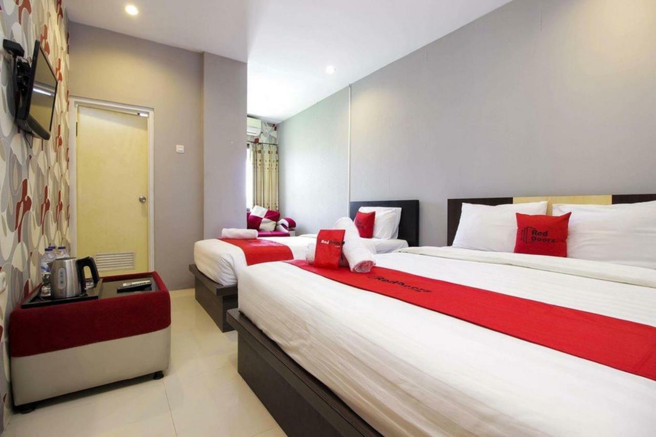 Reddoorz Plus @ Paal 2 Manado Exterior foto